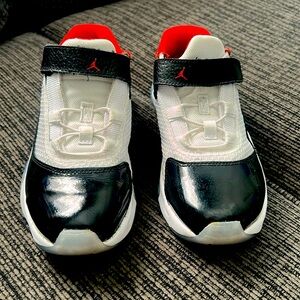 ⭐️NIKE JORDAN 11 CMFT LOW PS black/white/university red 2Y